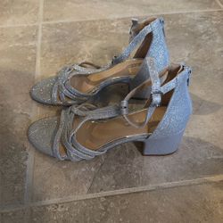 Like New Copper Keys Girls Silver Dress Shoes Size 4