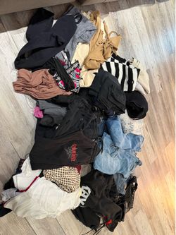 FREE HUGE LOT OF JUNIORS/WOMENS CLOTHES SIZE: XS, SMALL , 0