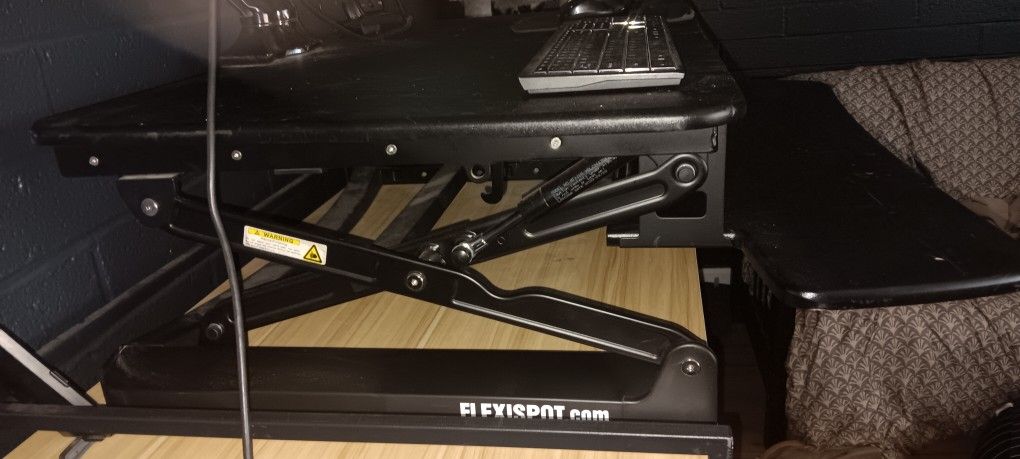 Computer Desk That Can Be Adjustable 
