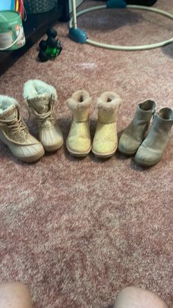 Size 2-3 girls shoes plenty of life left .