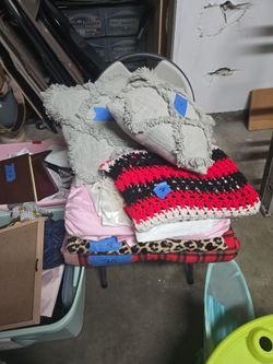 Mixed Lot of Throw Pillows and Blankets