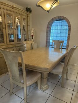 Dining Table + 4 Chairs 