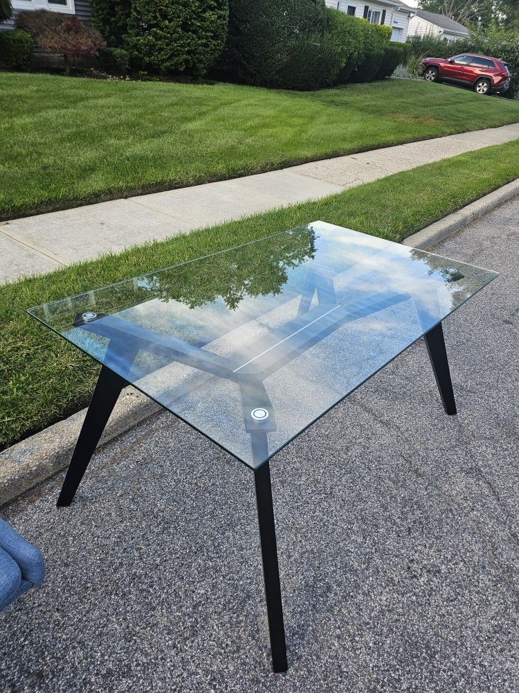 Table And 4x Chairs Full Swivel Great Condition