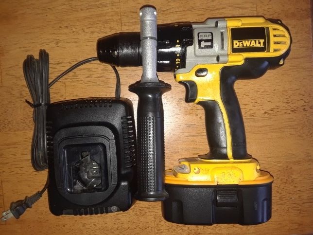 DeWalt 18 Volt Hammer Drill Kit In Superior Like New Condition
