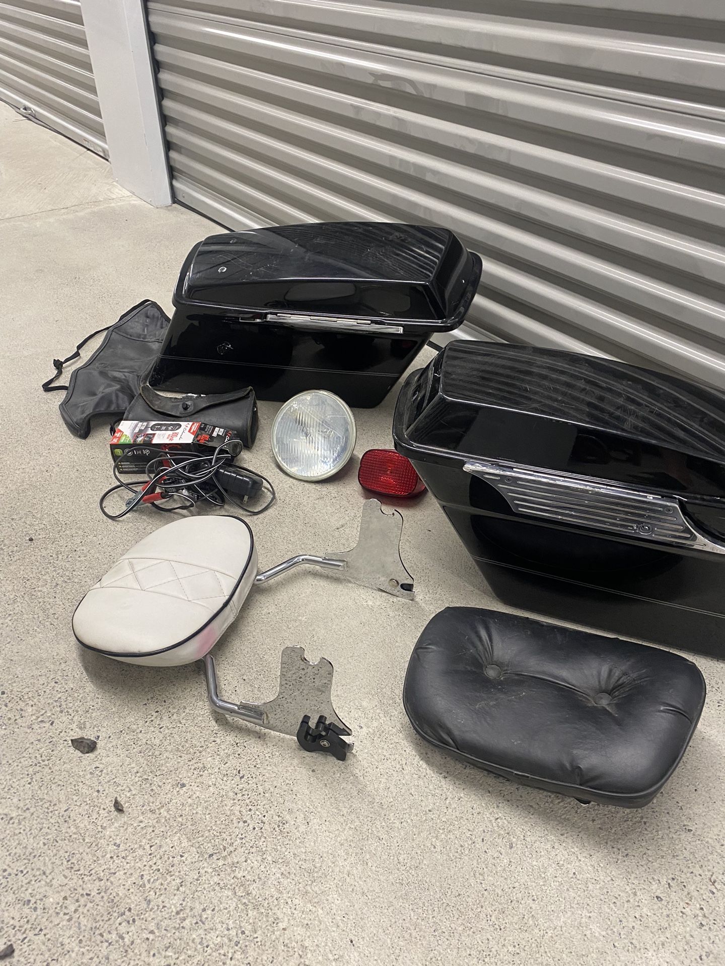 Harley Davidson headlamp , taillight , detachable sissybar sissy bar / with extra pad, battery charger , HD luggage bag and saddlebags pick up in orti