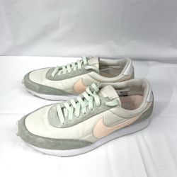 Size 7.5- Nike Daybreak women 