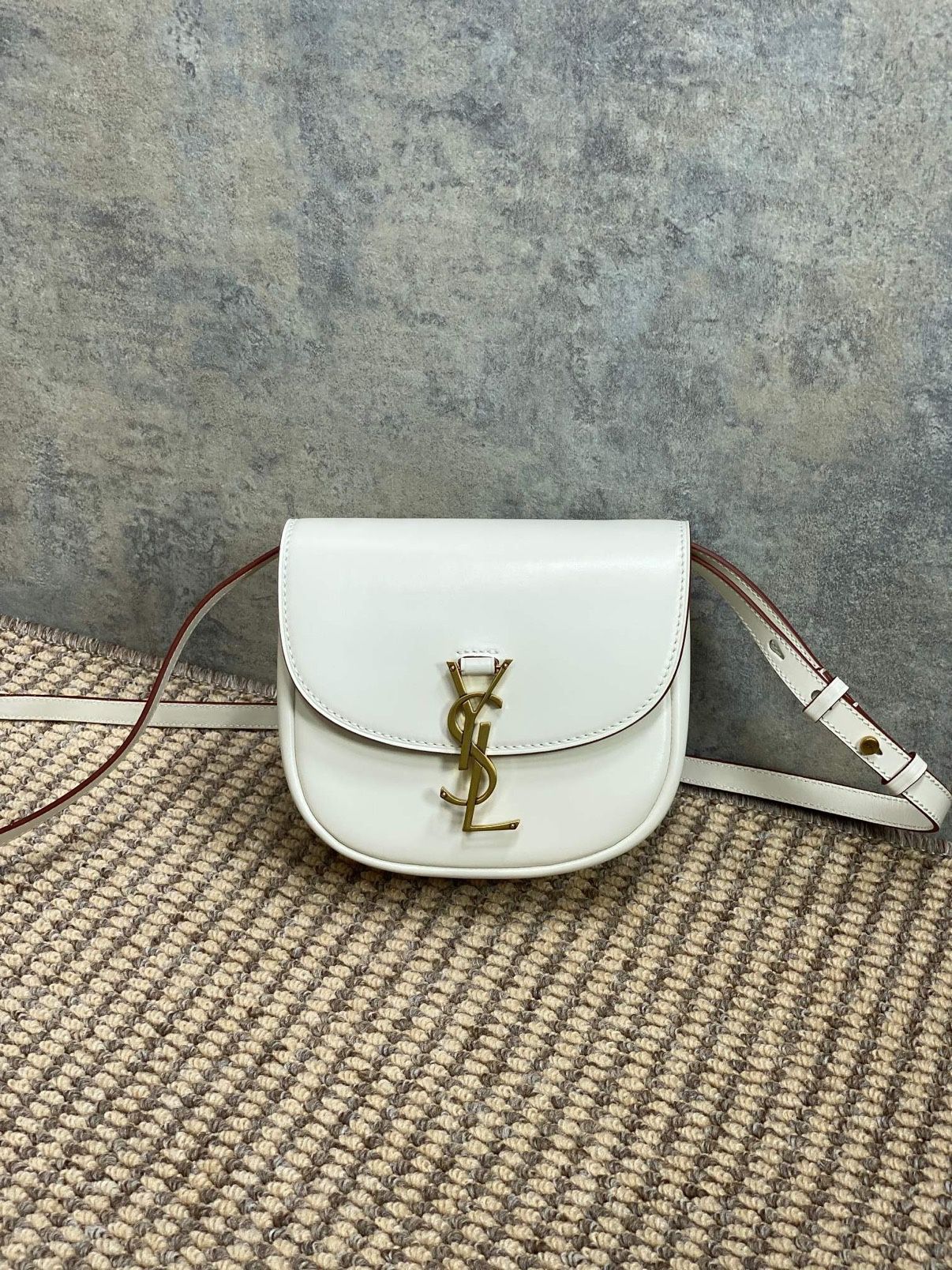 The small and round appearance is retro and dash.