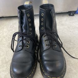 SIZE 7 DOC MARTENS COMBAT BOOTS