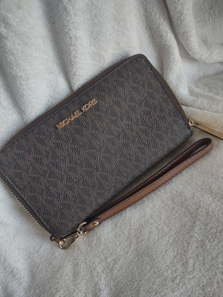 Michael Kors Jet Set Signature Logo Smartphone Wristlet