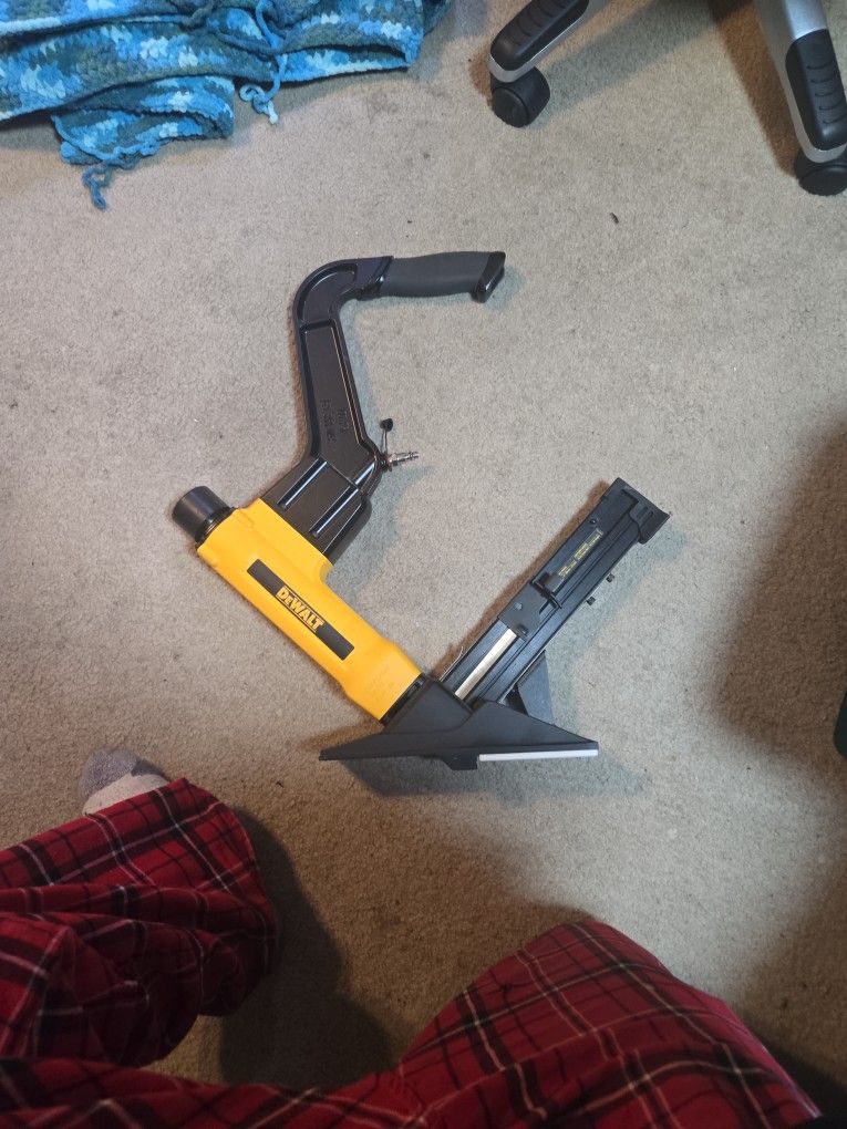 Dewalt Cleat Nailer  (Pneumatic)  Barely Used!