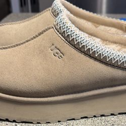 Woman’s ugg platform sz 8