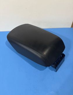 2011-2015 Ford Explorer Center Console Lid/Armrest. Black Leather. OEM.
