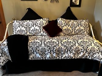 White Metal Daybed withPullout Trundle
