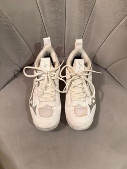 Mizuno Volleyball Shoes - size 6.5