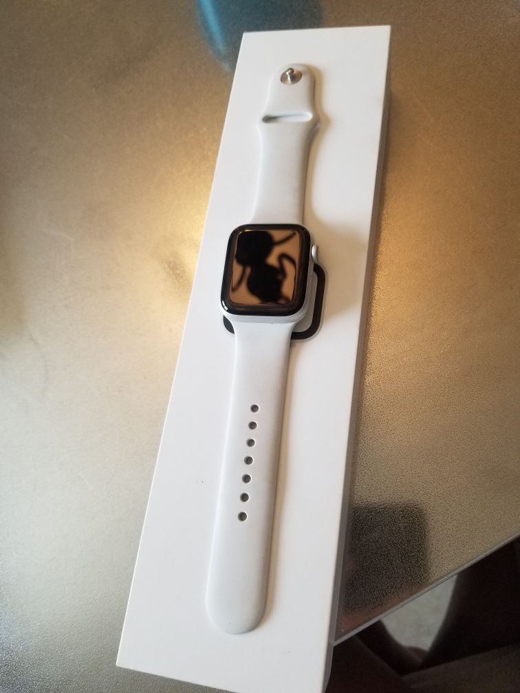 Apple watch series 4 44mm silver aluminum white sports band (GPS)