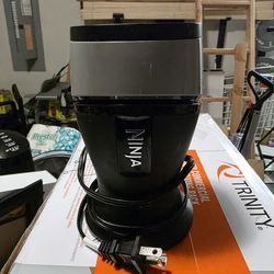 Ninja juicer with 1 bottle, cap