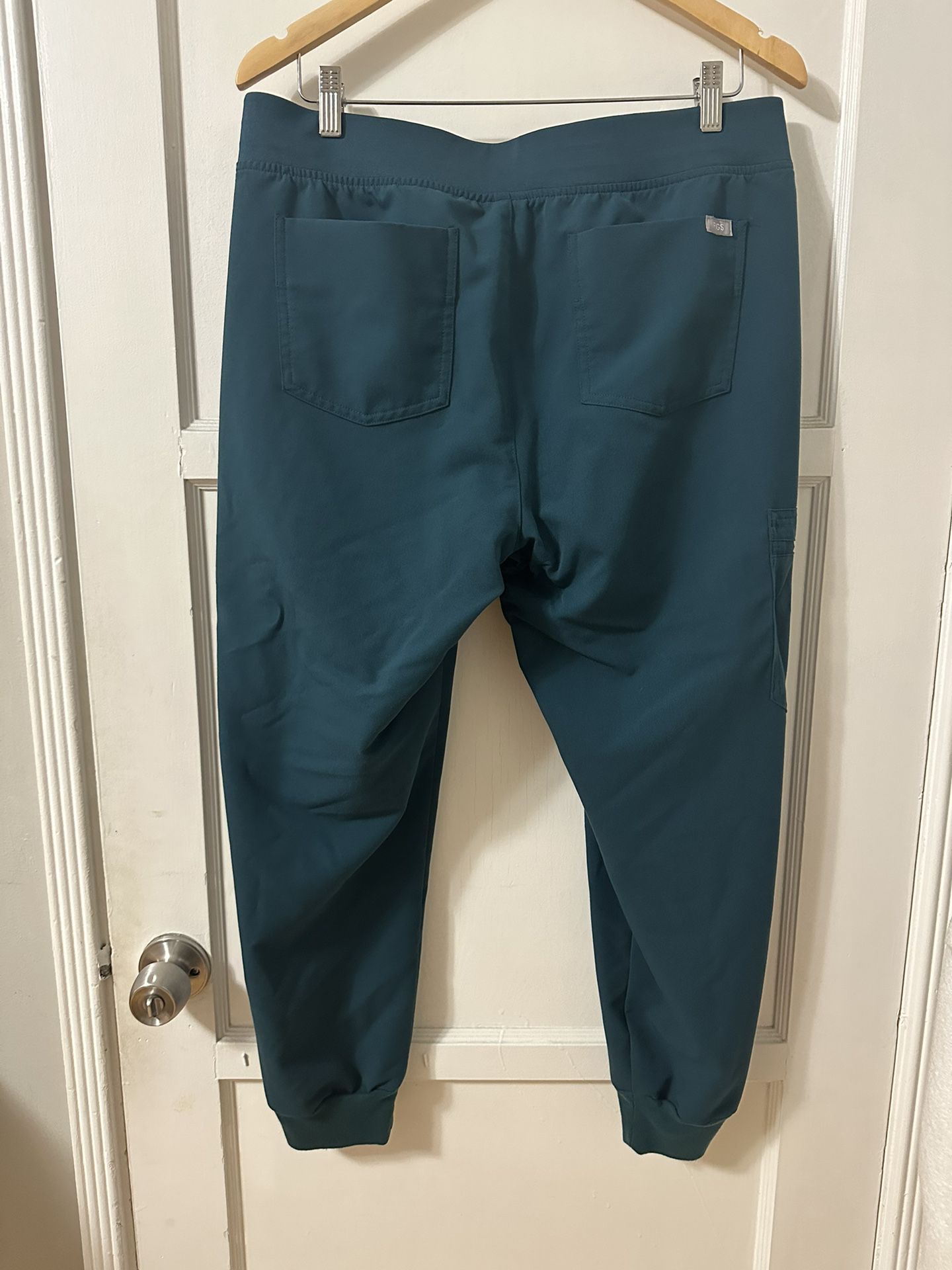 NEW FIGS Zamora Joggers & Catarina Top for Sale in Paramount, CA - OfferUp