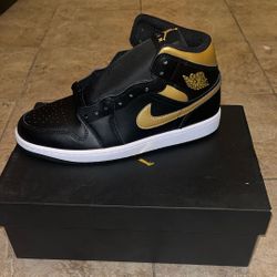 Air Jordan 1 Mid BLACK/METALLIC GOLD-WHITE