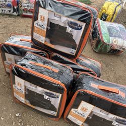 Cobijas.  Vengase Estamos Vendiendo Aquí 84 Ave Indian School 