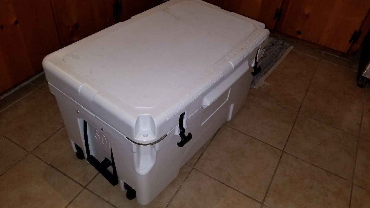 Extreme cooler. 10 day ice 13.5 gallon