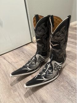 Aguila Real Botas Vaquera black leather western boots with a silver cross size 8M