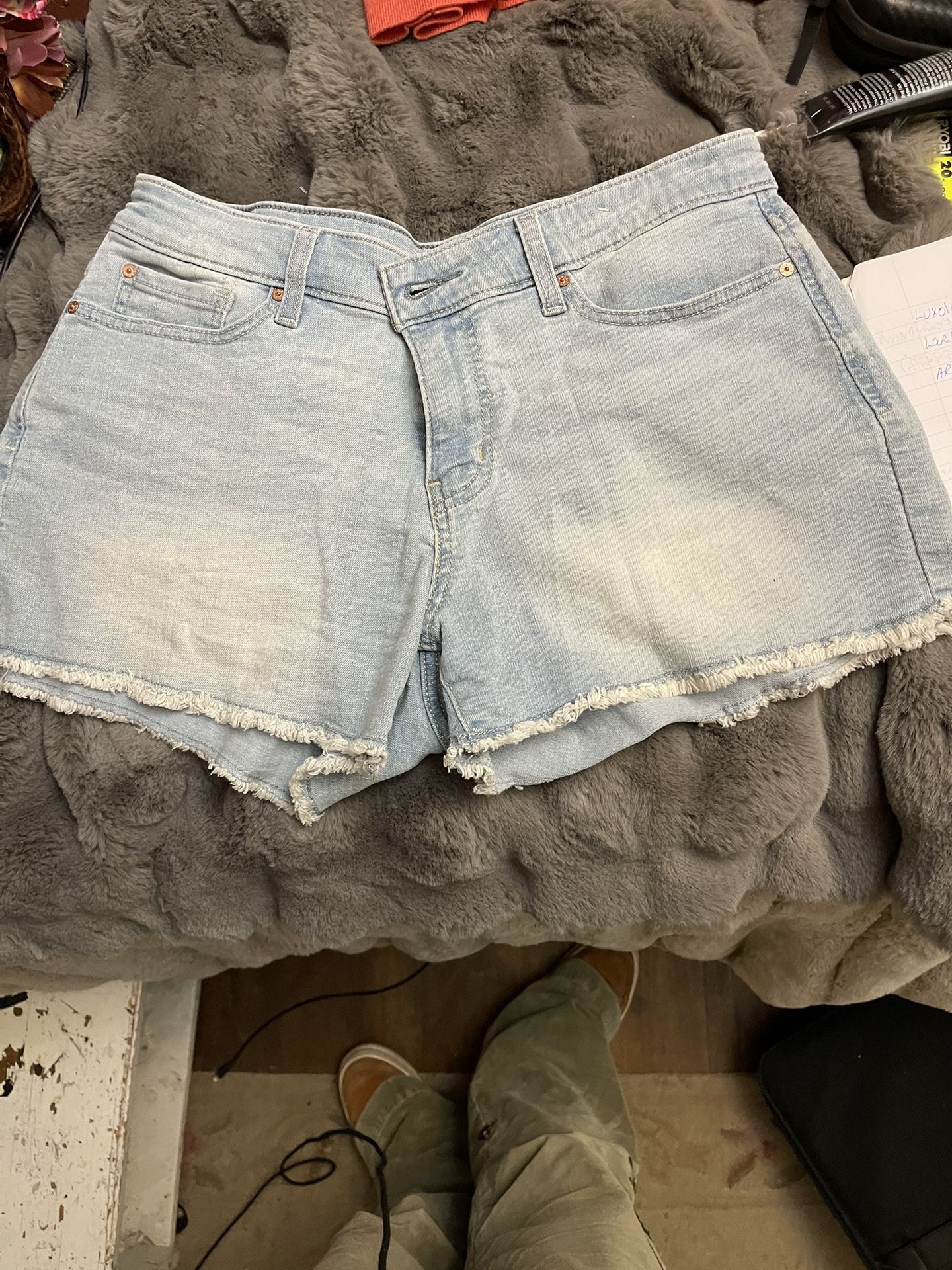Levi’s Mid Rise Shorts 6/28