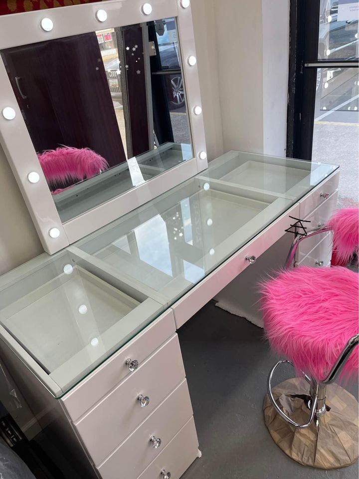 💋AveryWhite Makeup Vanity Set with Lighted Mirror
Crown Mark$20 Down Payment and delivery available 