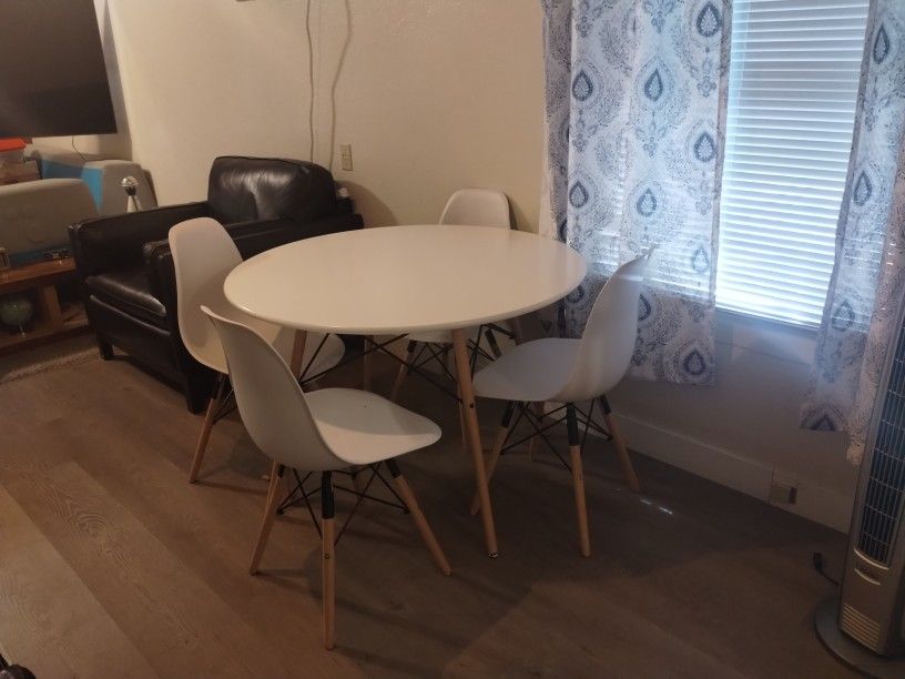 White Table And Chairs