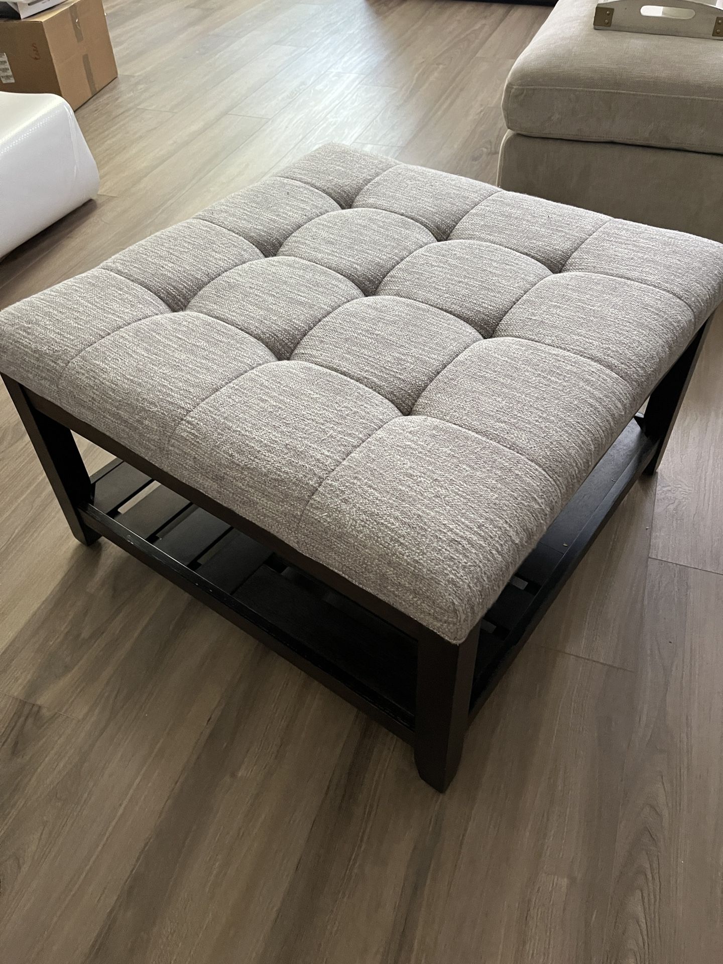 Coffee table ottoman like new 30c30x27H