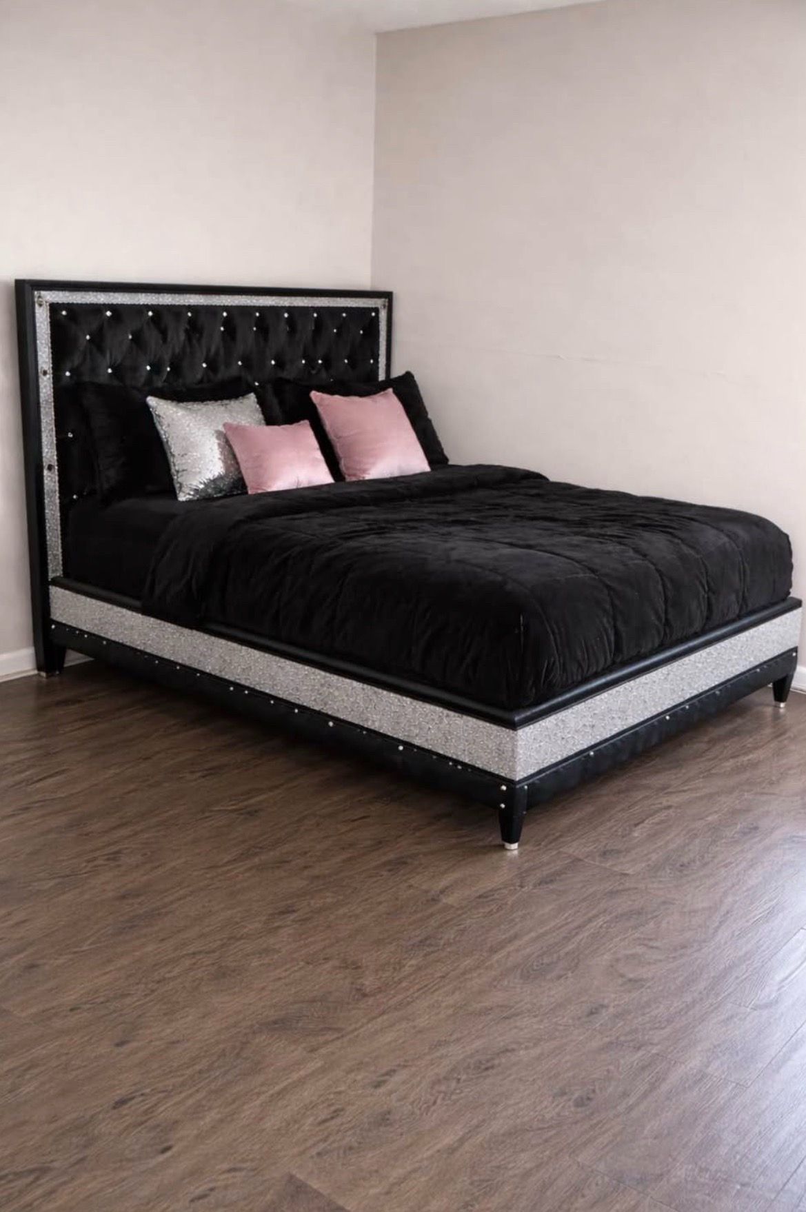 Luxury Queen Bedroom Set (Bed Frame, Mattress & Dresser)