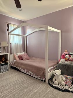 Twin canopy bed, excellent condition