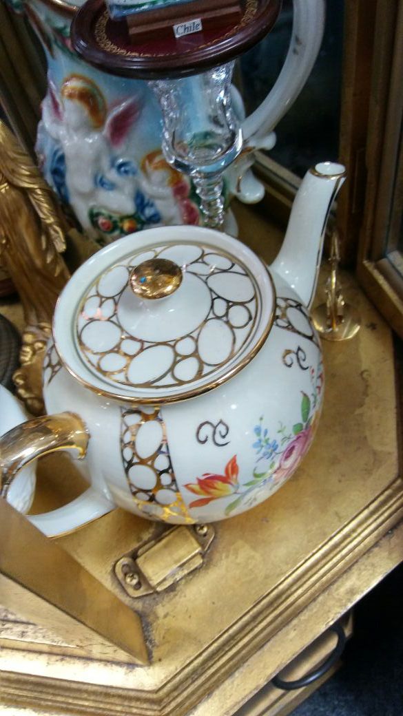 Tea pot. Ceramic