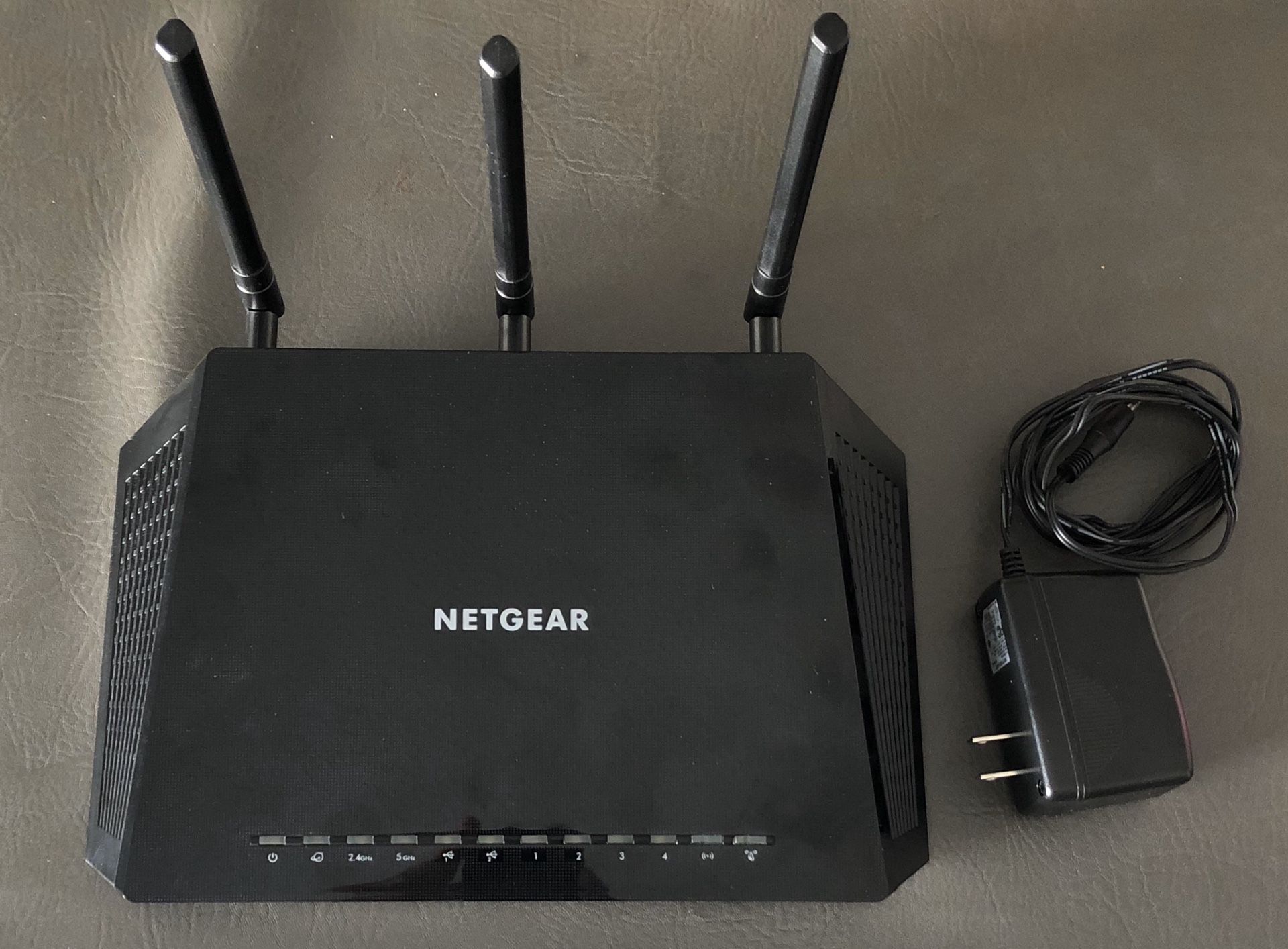 NETGEAR R6700 Nighthawk AC1750 Dual Band Smart WiFi Router, Gigabit Ethernet (R6700)
