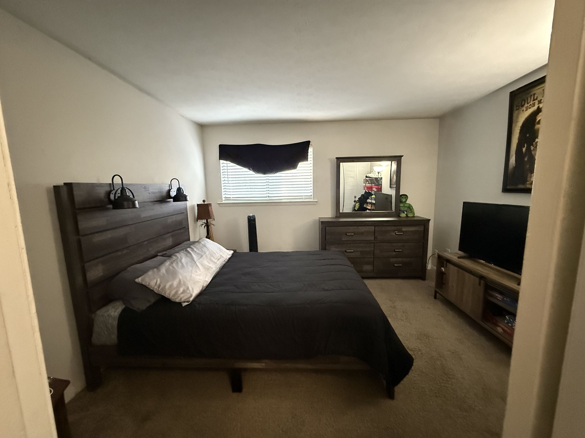 Brown Wooden Queen Size Bedset with Dresser & Mirror