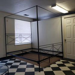 California King size iron canopy bed frame - optional free DELIVERY available almost anywhere - gently used and in very good condition 😍