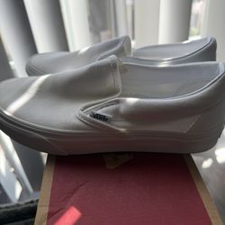 ✨Brand New Vans Slip On (Triple White) Women’s 7/ Men’s 5.5✨