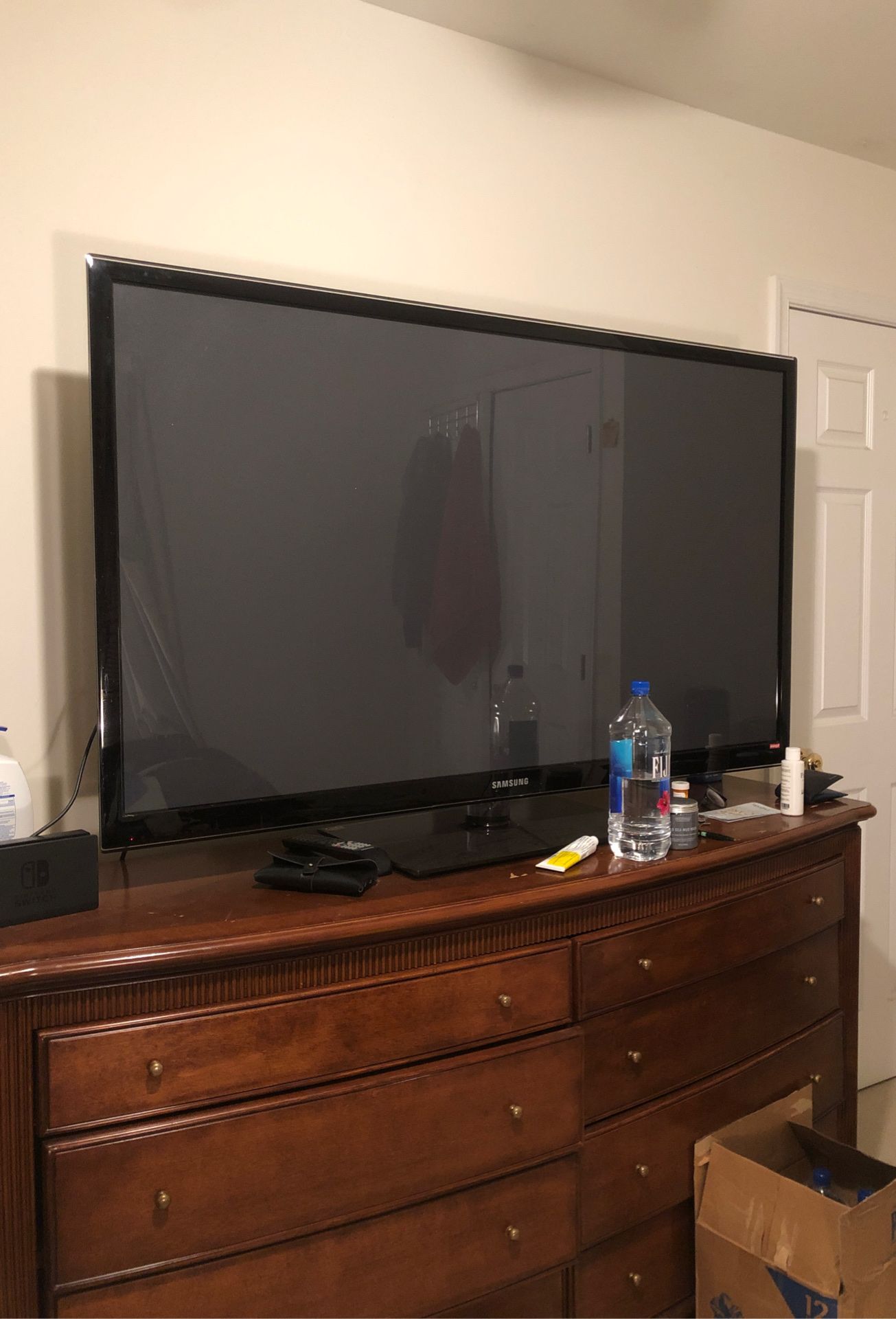 Samsung TV 60 inch. With remote , barely used.