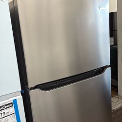 New Frigidaire. 18 Cubic Feet Apartment Side 