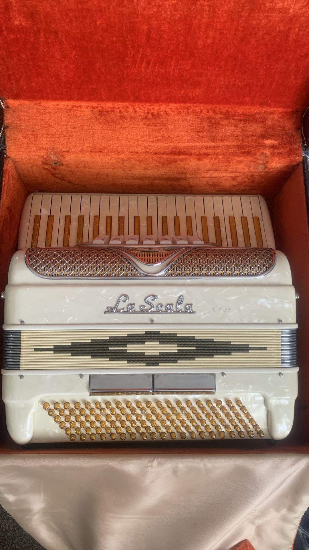 LA SCALA ACCORDION IN PRISTINE CONDITION