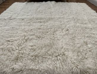 8’ x 10’ White Shag Area Rug – Plush & Stylish – Excellent Condition