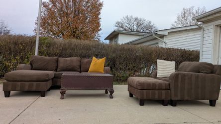 ⭐Cindy Crawford Sectional Seat And Matching Ottoman Free Delivery