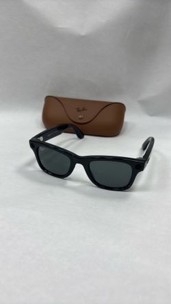 Used. Blk Meta RayBan Sunglasses w/Brown Charging Case