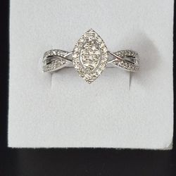 10kt Whitegold Marquise Shape Diamond Ring 