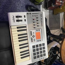 M-Audio Axiom AIR 25 MIDI Keyboard Controller - 16 Pads, 25 Keys