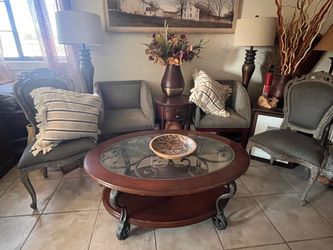 BEAUTIFUL COFFEE TABLE in great shape