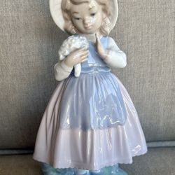 Lladro Daisa Girl with Bouquet Figurine made in Spain Vintage Collectible