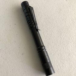 PEN FLASHLIGHT W/BATTERIES… (New)