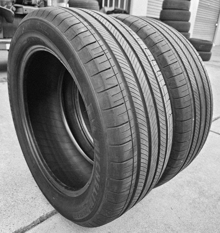 215/55/17 USED TIRE (MOBILE UNTIL 10PM)