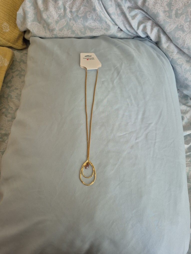 Beautiful Hypoallergenic Plated Gold Chain And Outline Pendant Necklace And Inside The Outline Pendant Is A Glass Gem That Is Almost Coffee Colored