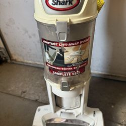 SHARK ROTATOR LIFT AWAY VACUUM